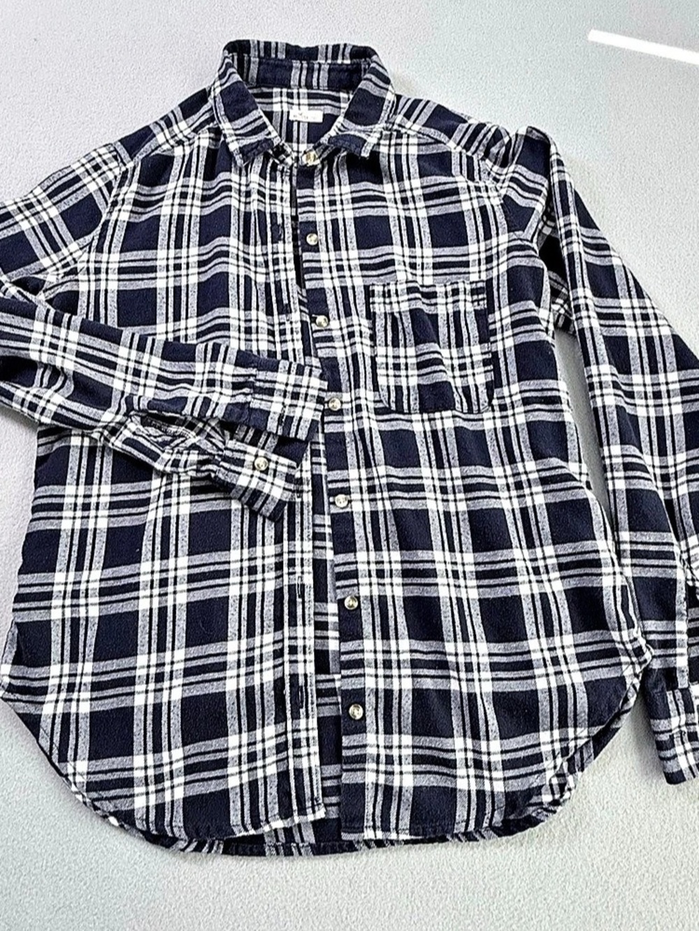 Hollister Plaid Flannel Button-Up Shirt Plaid Button Down in Blue & White Size